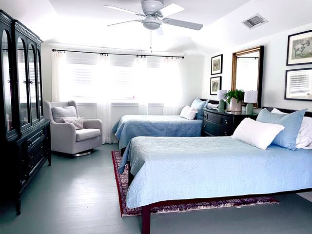 The Birdhouse – King Bed, Near SMU, Dog Friendly! gallery image 4