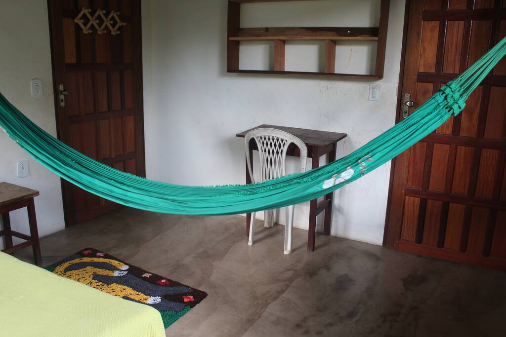 Quarto térreo com entrada para a varanda.