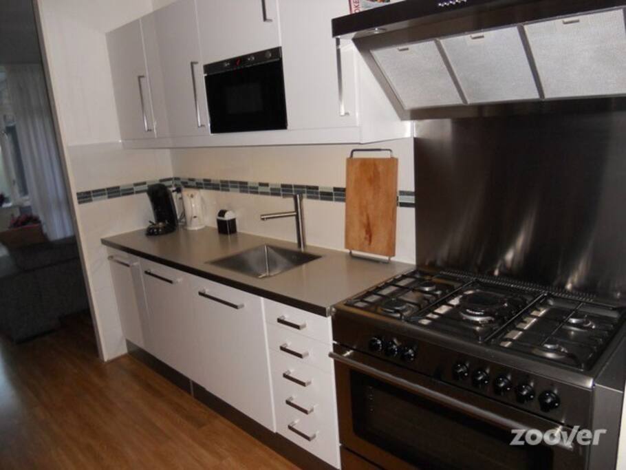 Onze keuken is onze trots, van het huis, met veel gebruiksgemakken, zoals, magnetron, vaatwasser, een oven voor wel 5 pizza's tegelijk, groot fornuis
(5 pitsgastel) Ideaal om uw diner te maken.