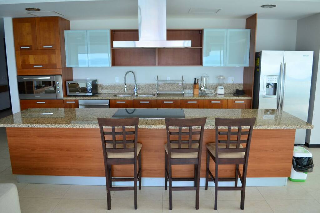 Cocina equipada con estufa, refrigerador y horno