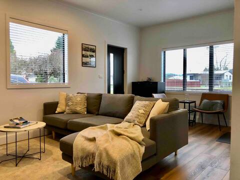 Trendy Cosy Home Near Town Centre-Newly Renovated