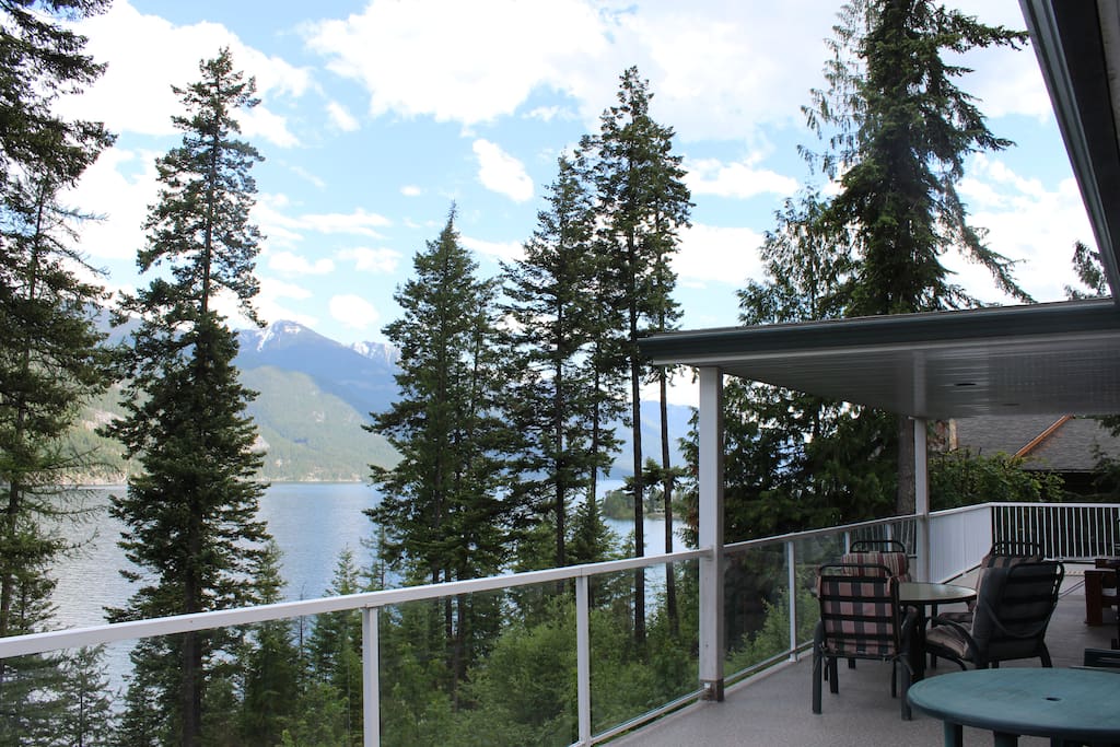 Fabulous lake/mountain view from deck.