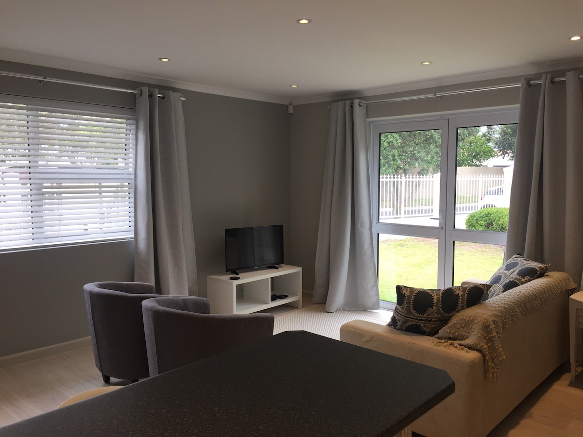 Მისაღები ოთახი გასაშლელი დივნით