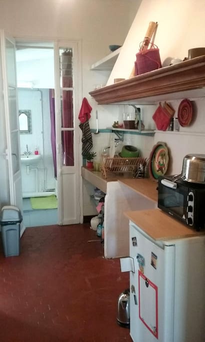 Cuisine donnant sur la salle de bains