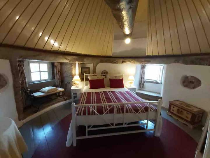 主卧（ 1层）。 房间有许多原始的石头特色和横梁。 它有一个高锥形天花板。 圆形造型营造出独特的氛围。 