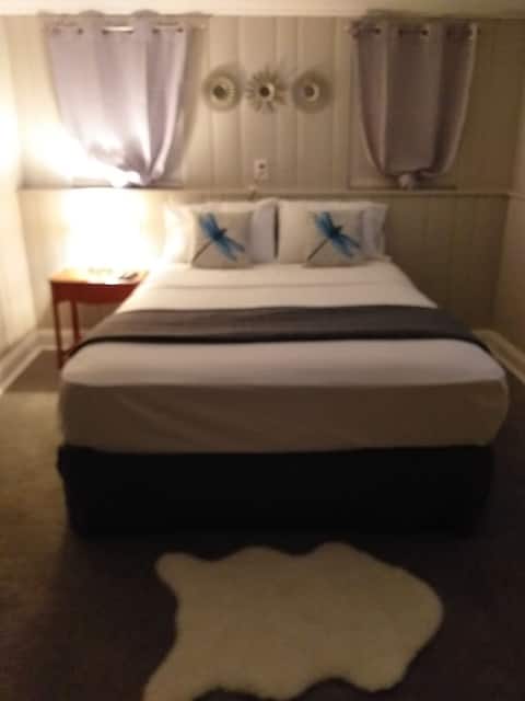 Private room,with bath,free wi-fi ,cable.