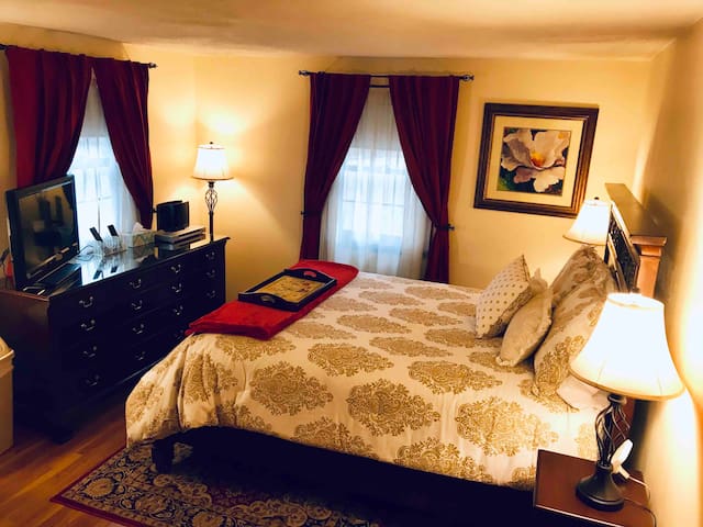 Private Room with In-Suite Bathroom in Family Home