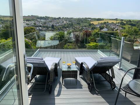 Little Trevarne - Stunning Views 
Free Parking