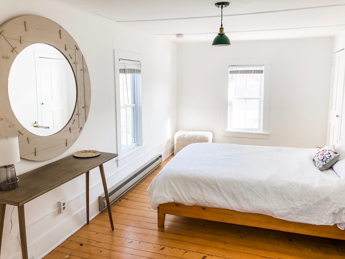 تصميم بسيط ولكنه جميل في غرفة نومنا الرئيسية بسرير بحجم كبير