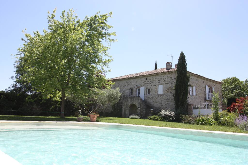 grande piscine avec abri, cuisine d'été, salon de jardin, table d'extérieur, plancha...sans aucun vis à vis