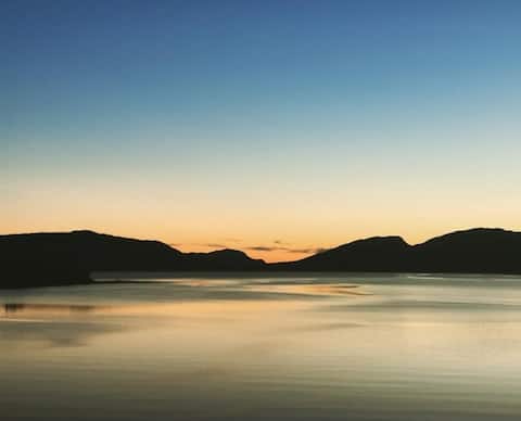 Grandma's house by the sea.
Båt kan leies