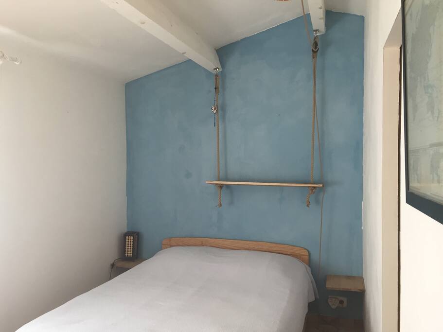 Chambre attenante à la salle de douche