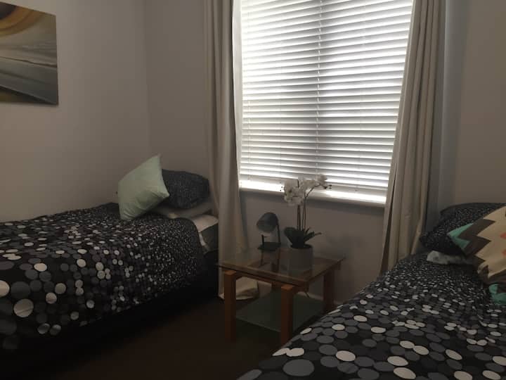 Segundo dormitorio: dos camas individuales tamaño king. También se puede configurar como una cama tamaño king a petición del huésped. 