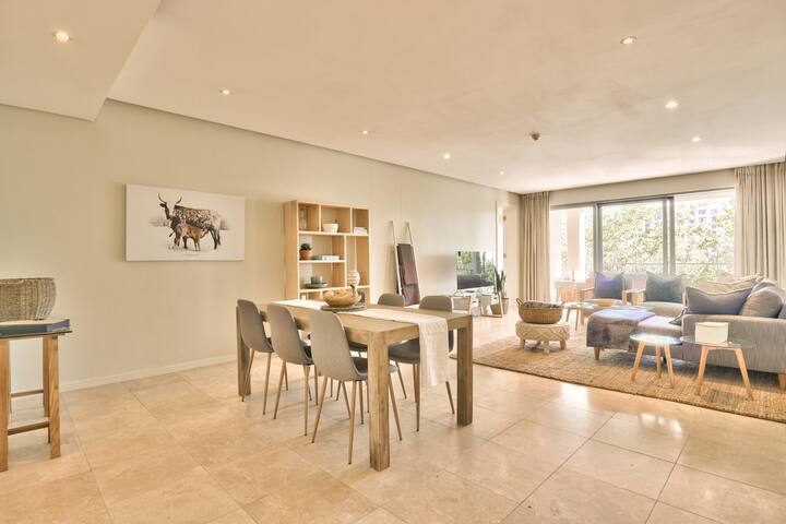 Elegant V&A Waterfront Canal Apartment