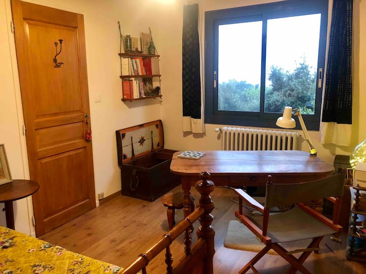 单人房（和以前一样120张床）设有大书桌，可欣赏花园和游泳池的美景。 
适合两名儿童入住。 
我把书留在那里，非常感谢您的配合。 