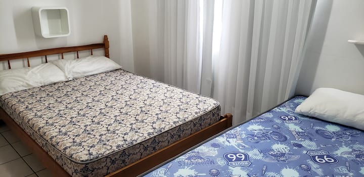 Spálňa s manželskou posteľou a jednolôžkom s rozdeleným klimatizáciou 