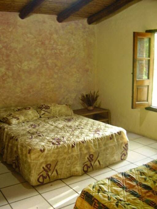 Habitacion con cama matrimonial y cama simple con placard ,calefaccion y ventilador de techo