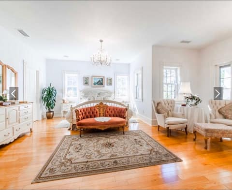 Historic Master Suite at The Peppertree Lane!