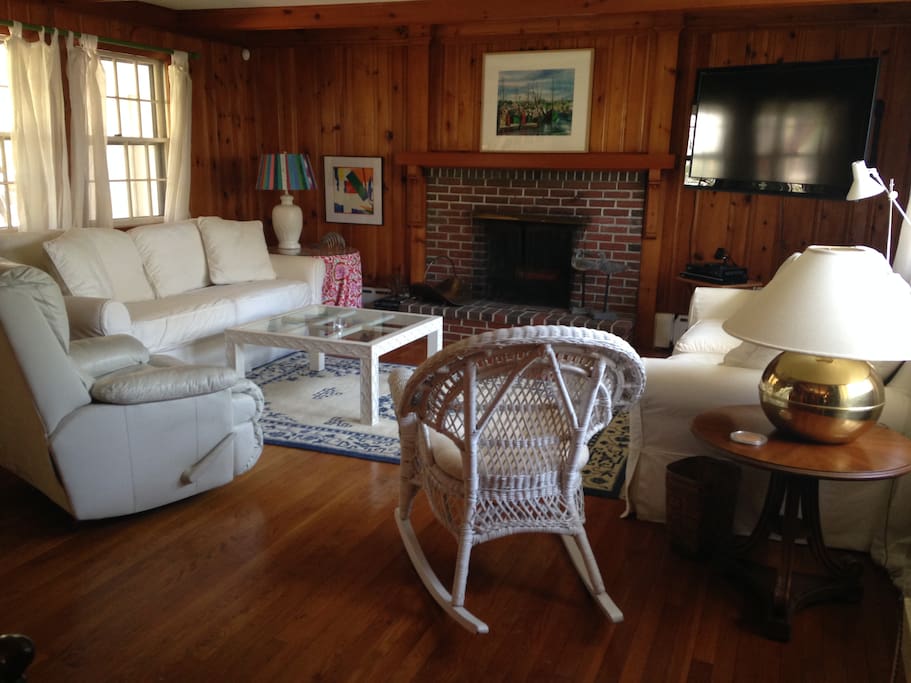 Private-Cozy living room