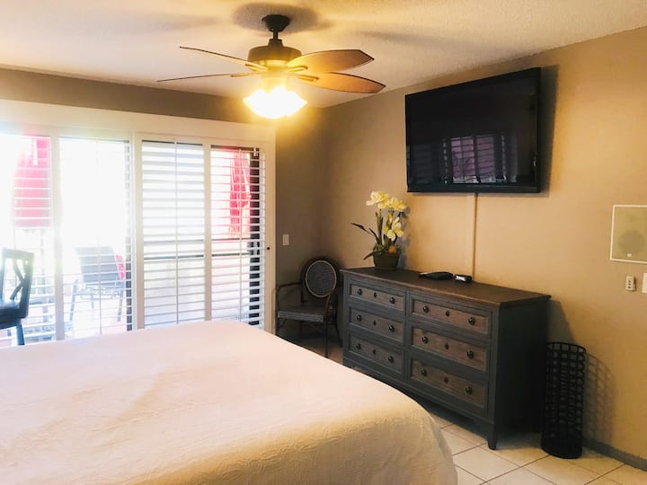 Hlavná spálňa s televízorom a prístupom na terasu