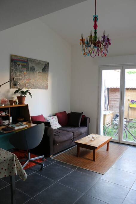 salon avec vue sur le jardin