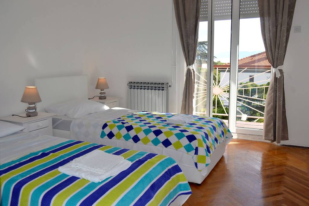 2nd bedroom with exit to balcony