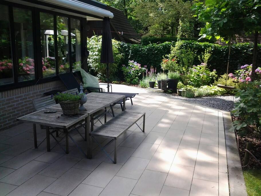 het terras achteraan