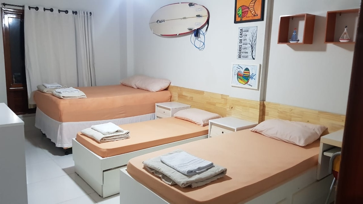 Una cama doble, dos camas individuales. Una de las camas individuales tiene una cama doble. Tiene ventiladores de techo y aire acondicionado.