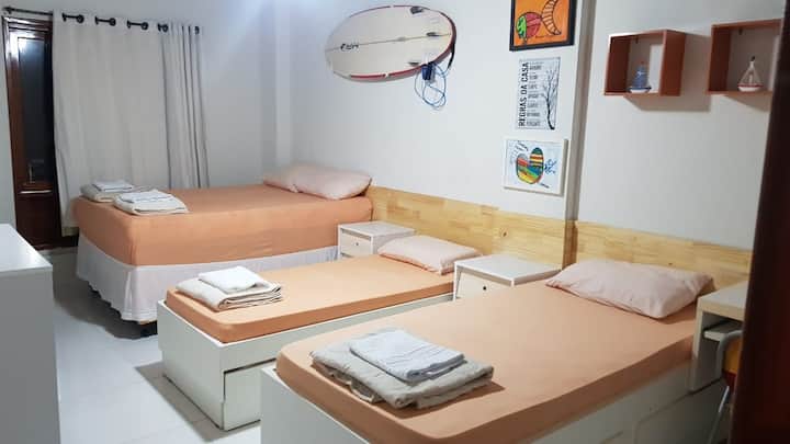 Një krevat dopio, dy krevate tek. Një nga krevatet dyshe ka një krevat dopio. Ka ventilatorë tavani dhe ajër të kondicionuar.
