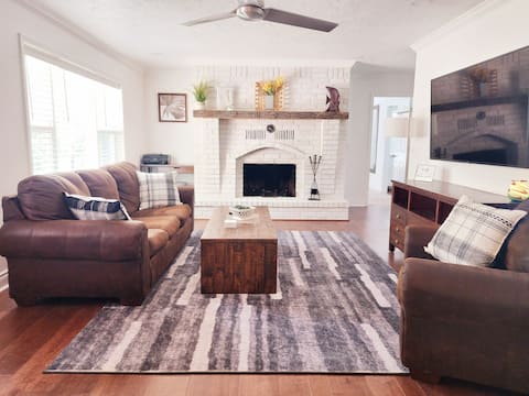 Cozy 3-bedroom home with Garage Stall