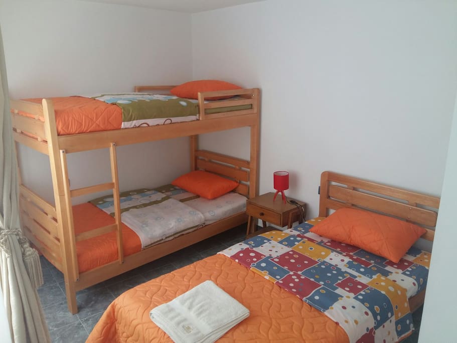 Dormitorio 2 con tres camas sencillas.