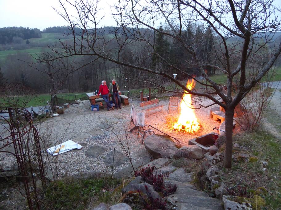 Lange Sommerabende sind natürlich auch supertoll für Lagerfeuerromantik.