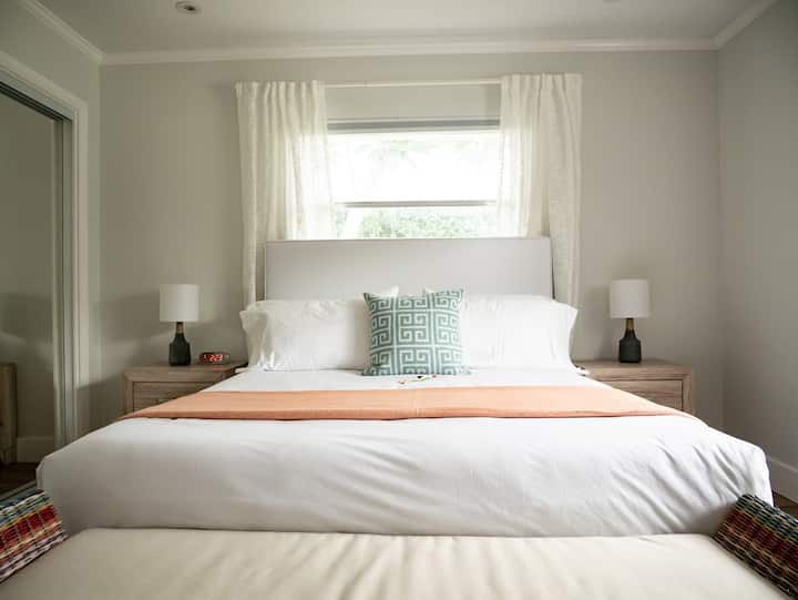La mousse à mémoire de forme et les draps de luxe de cette chambre Queen Size rendront vos nuits reposantes et revigorantes.  Cette chambre partage une salle de bain avec la chambre à deux lits doubles située dans le couloir. Elle peut être isolée par une porte escamotable pour plus d'intimité.