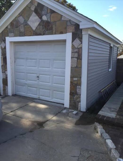1 car garage plus 3-4 car parking