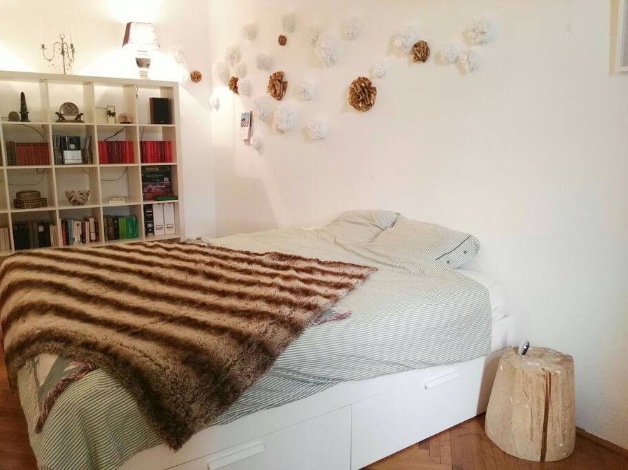 Dein Schlafzimmer hat auch eine kleine Bibliothek für gemütliche Abende.
