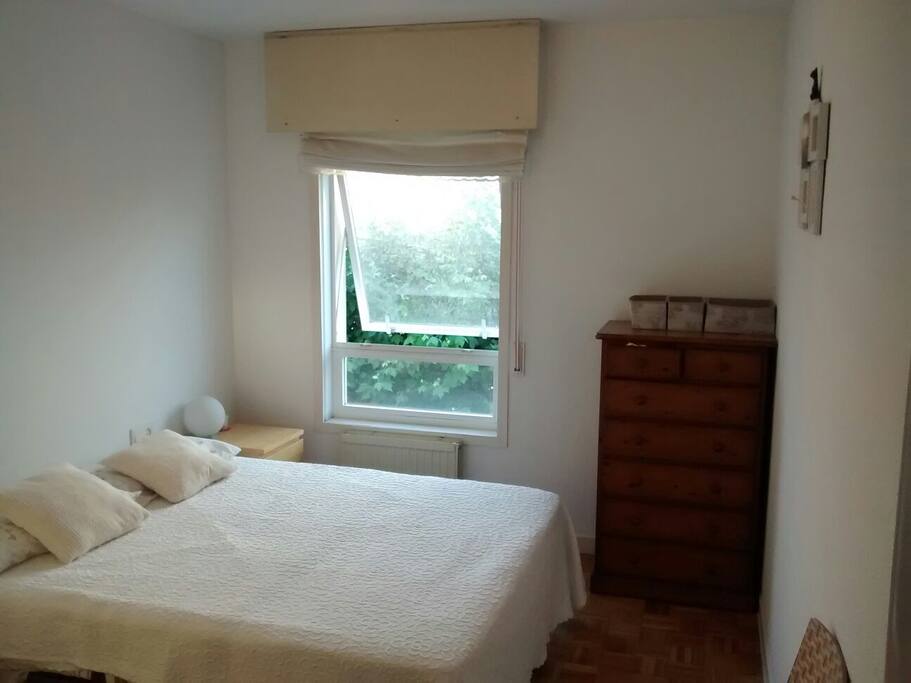 edroom 2, plenty of storage space and sleeps 2 comfortably in a queen sized bed. Habitación 2, con mucho espacio para maletas y ropas y con una cama grande que se cabe 2 personas cómodamente