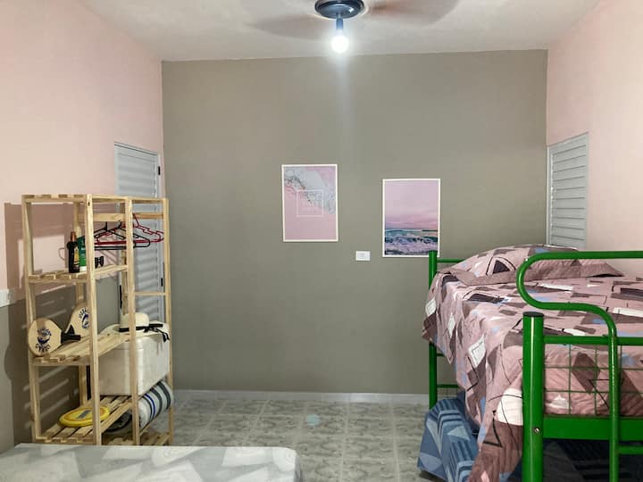 الغرفة الوسطى: 1 سرير مزدوج و 1 سرير بطابقين 