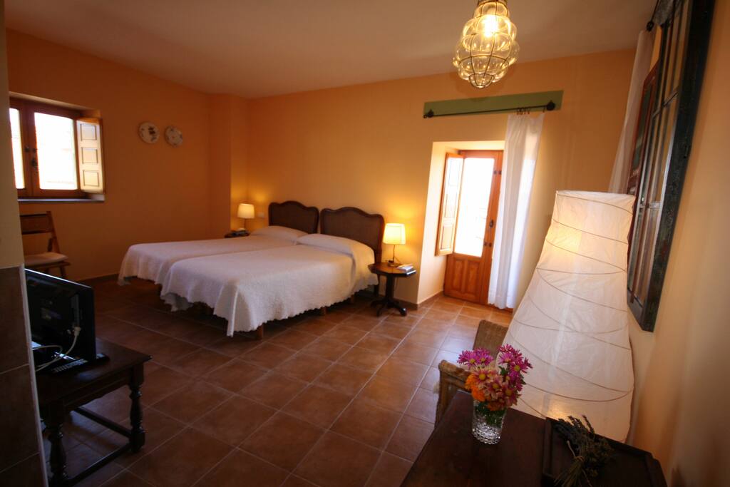 habitación 4, con balcón y vistas a la localidad de Almeida