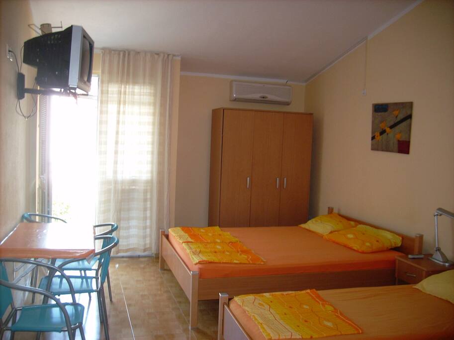 4-bed studio