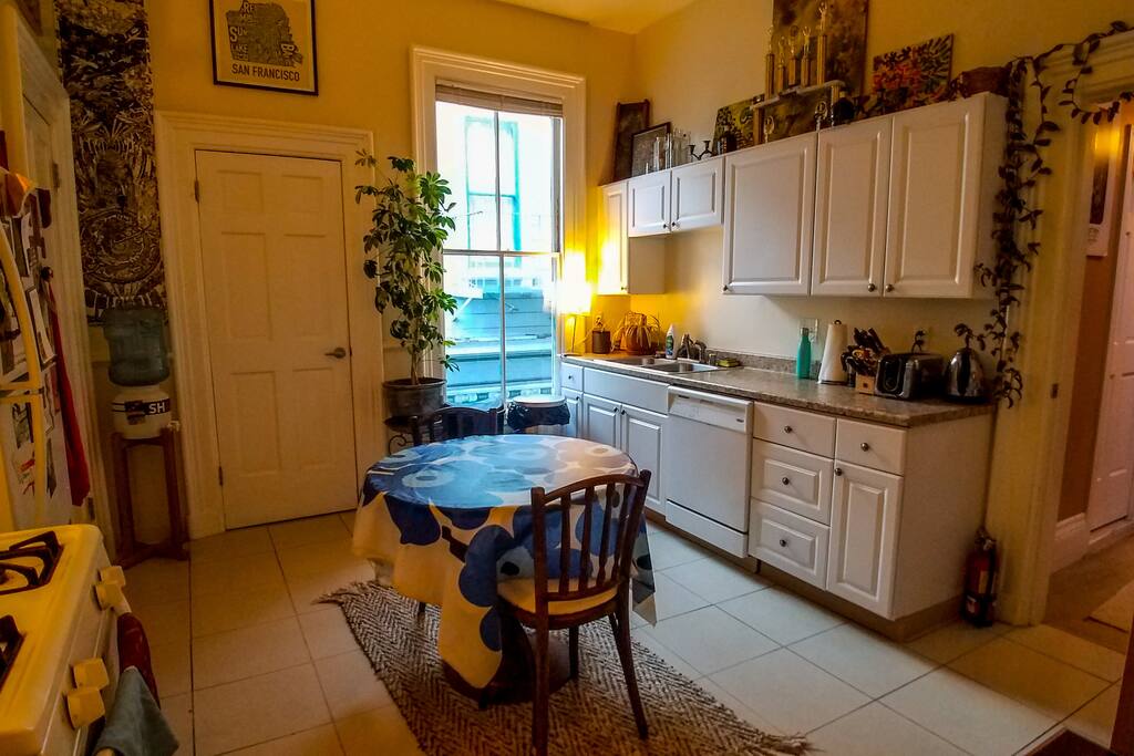Kitchen, dishwasher, pantry has stacked washer/dryer