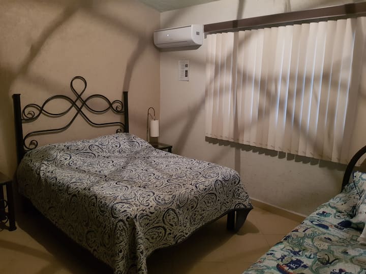 חדר שינה שני עם מיטה זוגית אחת, מיטת יחיד אחת, ארון גדול, שולחנות ומנורות חינם. מיזוג אוויר עם שלט רחוק.