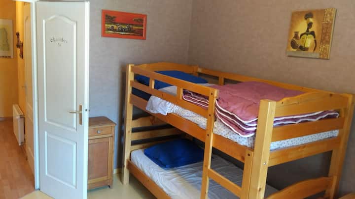 غرفة نوم بسريرين بطابقين ( 2 × 90)