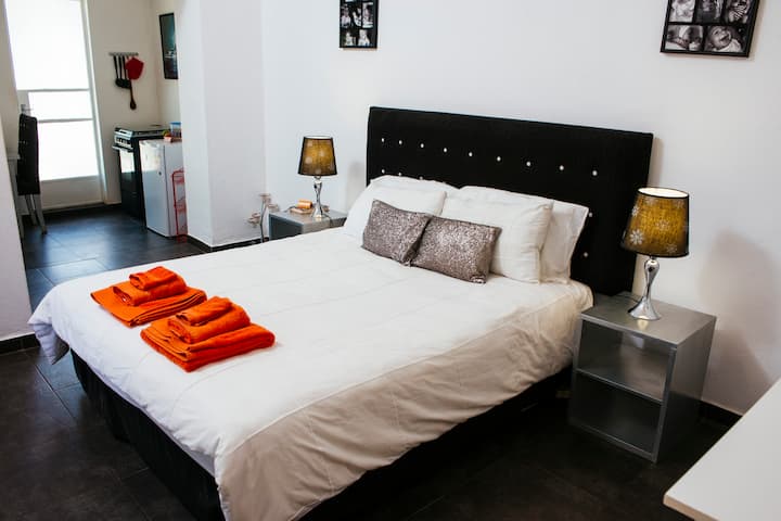 Голямо двойно легло с допълнително одеяло, възглавници и т.н.... 