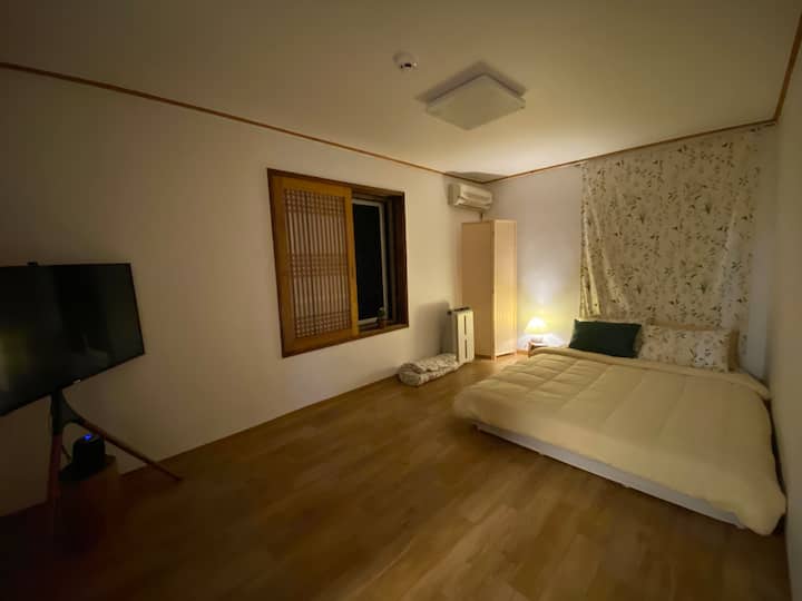 Спалната соба 1
 има чист јорган и прочистувач на воздух, така што може да уживате во најдобриот сон:)
