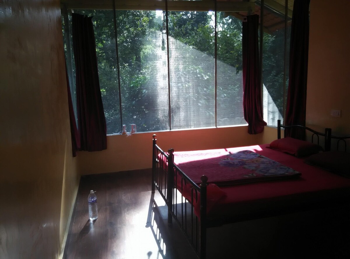 Amanecer temprano por la mañana a través de las grandes ventanas para disfrutar de la vista