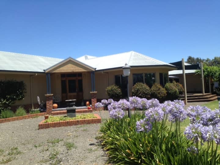 Benalla Rural Retreat Houses for Rent in Benalla, Victoria, Australia