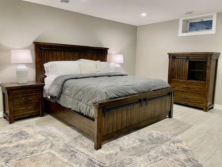 الطابق السفلي: سرير كينج ملحق بحمام الطابق السفلي.