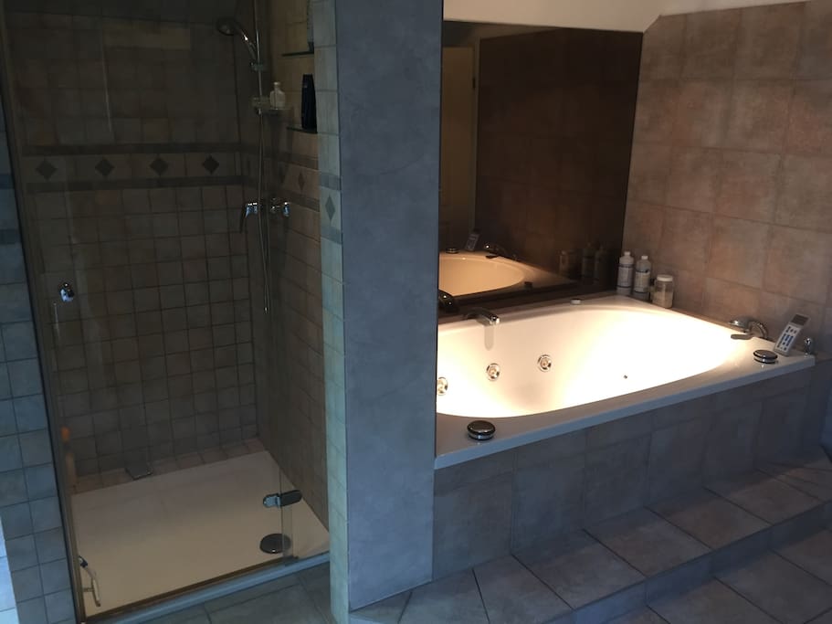 Dusche und Whirlpool