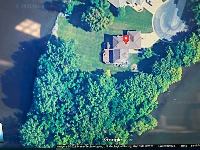 Metro Area Lakeshore home gallery image 3