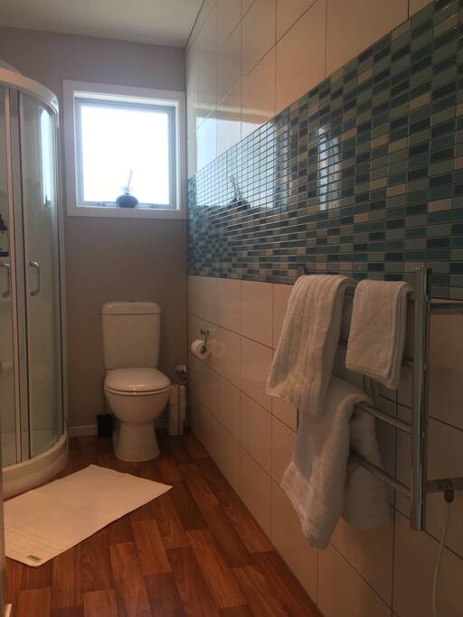Guests private Bathroom